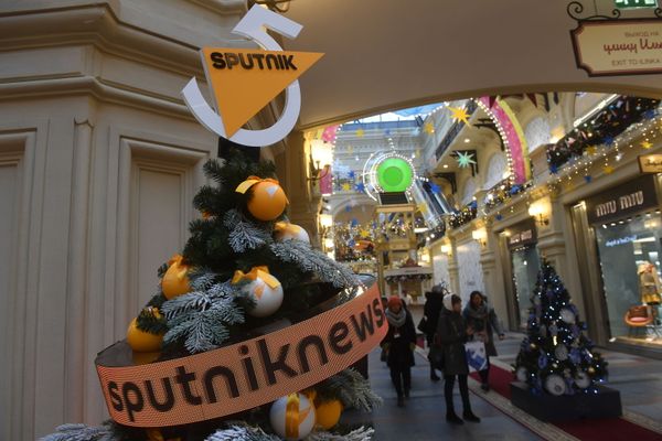Елка Sputnik в московском ГУМе расскажет о новогодних новостях со всего мира на 33 языках - Sputnik Азербайджан