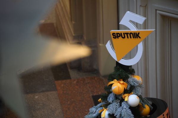 Елка Sputnik в московском ГУМе расскажет о новогодних новостях со всего мира на 33 языках - Sputnik Азербайджан