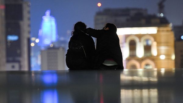 Влюбленная пара в парке в Баку - Sputnik Азербайджан