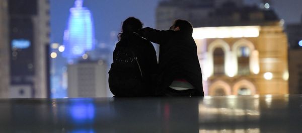 Влюбленная пара в парке в Баку - Sputnik Азербайджан
