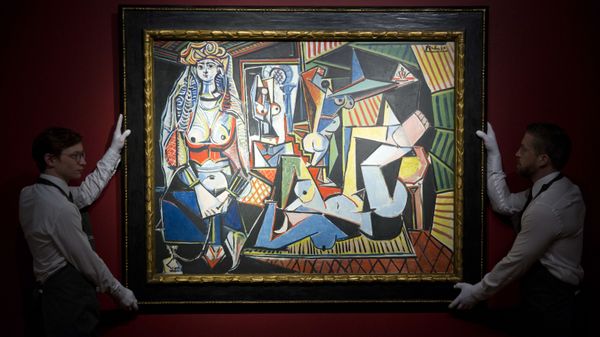 Картина Пабло Пикассо Алжирские женщины (версия O) в аукционном доме в Британии - Sputnik Азербайджан
