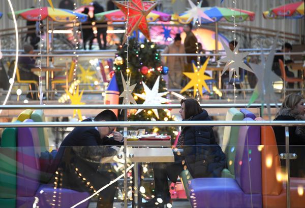 Посетители кафе в ГУМе Посетители кафе в ГУМе - Sputnik Азербайджан