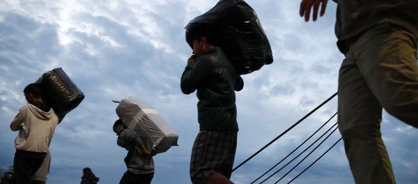 Miqrantlar öz əşyalarını daşıyırlar Miqrantlar öz əşyalarını daşıyırlar - Sputnik Азербайджан