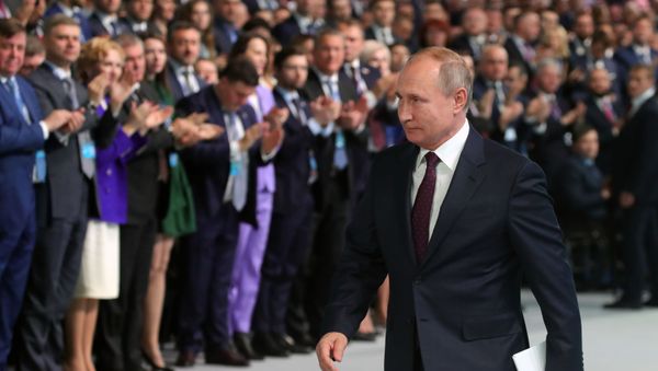 Президент РФ В. Путин и премьер-министр РФ Д. Медведев приняли участие в съезде партии Единая Россия - Sputnik Азербайджан