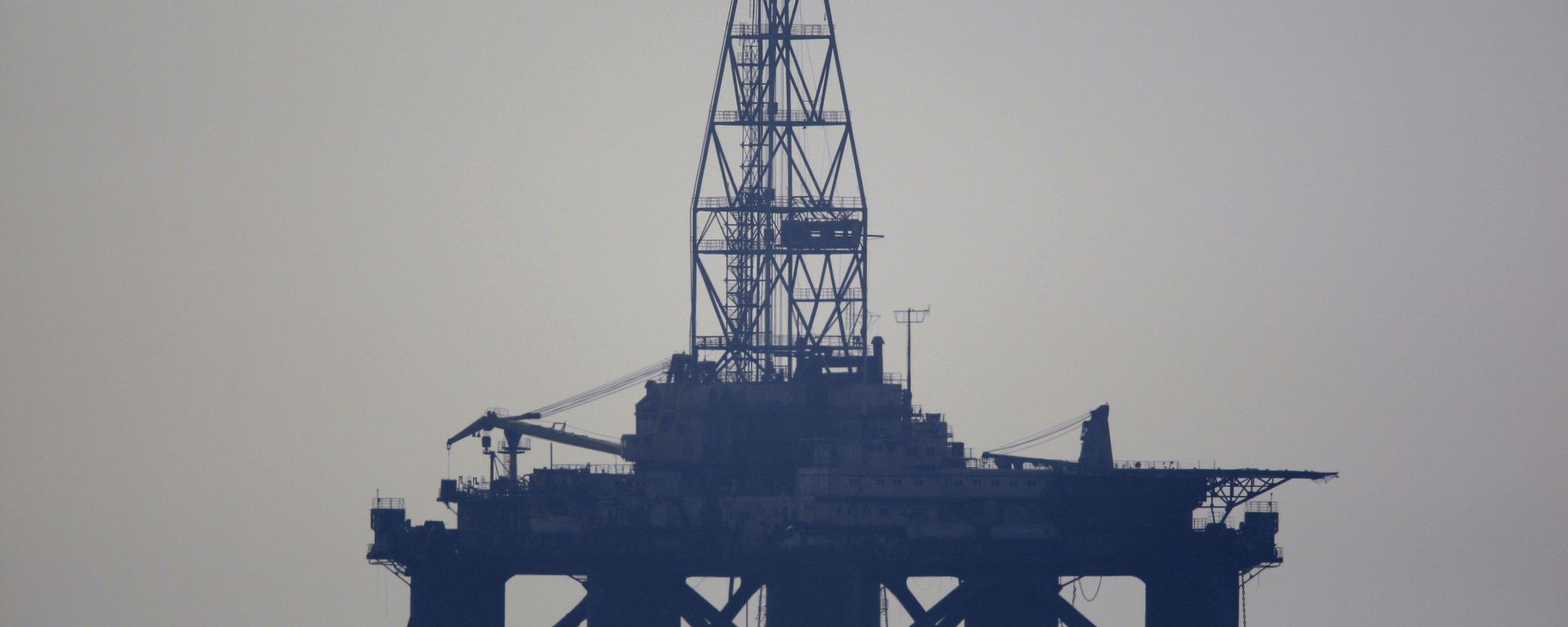 Нефтяная платформа в Каспийском море - Sputnik Азербайджан, 1920, 24.03.2021