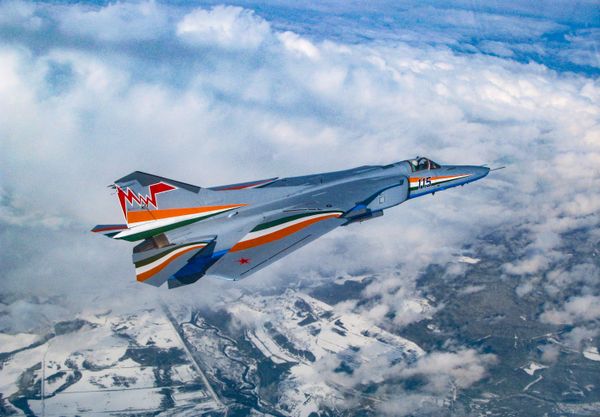 Истребитель-бомбардировщик МиГ-27М со сложенным крылом - Sputnik Азербайджан