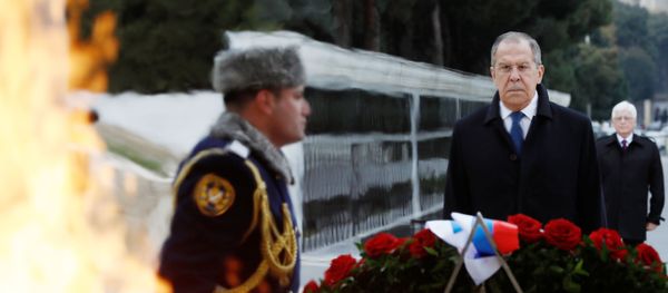 Министр иностранных дел РФ Сергей Лавров на церемонии возложения венка к мемориалу Гейдара Алиева в Баку - Sputnik Азербайджан