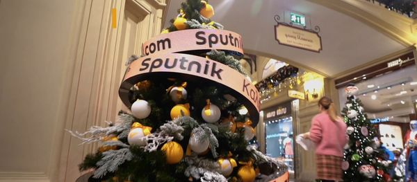 Звезды поздравили Sputnik с 5-летием на открытии ГУМ-катка - Sputnik Азербайджан