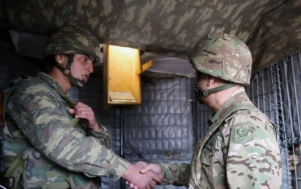 Министр обороны посетил воинские части в прифронтовой зоне - Sputnik Азербайджан