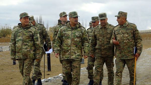 Министр обороны посетил воинские части в прифронтовой зоне - Sputnik Азербайджан