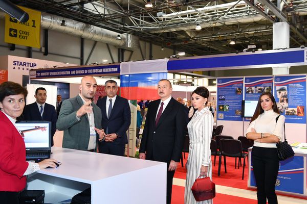Ильхам Алиев и Мехрибан Алиева ознакомились с выставкой Bakutel 2019 - Sputnik Азербайджан