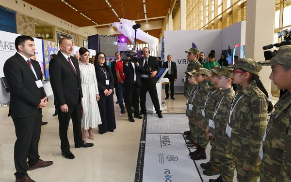 Президент Ильхам Алиев и Первая леди Мехрибан Алиева ознакомились с выставкой “Bakutel-2019” - Sputnik Азербайджан