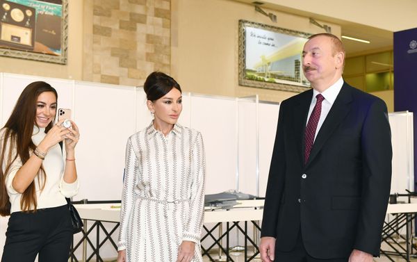 Президент Ильхам Алиев и Первая леди Мехрибан Алиева ознакомились с выставкой “Bakutel-2019” - Sputnik Азербайджан