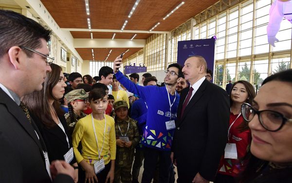 Президент Ильхам Алиев и Первая леди Мехрибан Алиева ознакомились с выставкой “Bakutel-2019” - Sputnik Азербайджан
