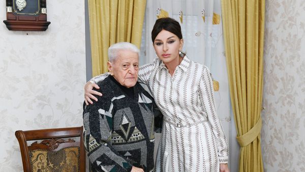 Первый вице-президент Азербайджана Мехрибан Алиева и народный артист Азербайджана Алибаба Мамедова, фото из архива - Sputnik Азербайджан