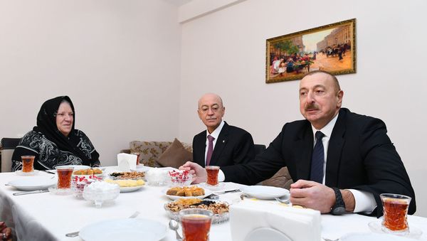Prezident İlham Əliyev Şamaxıda zəlzələ nəticəsində ziyan çəkmiş ailələr üçün yeni inşa edilmiş binada yaradılmış şəraitlə tanış olub - Sputnik Азербайджан