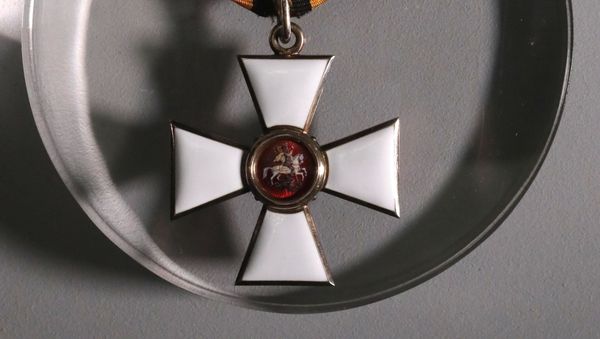 Звезда ордена Святого Георгия четвертой степени представлена на выставке Храбрейшим из храбрых, посвященной 250-летию учреждения военного ордена Святого великомученика и Победоносца Георгия, в Выставочном зале федеральных архивов в Москве - Sputnik Азербайджан