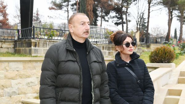 Президент Азербайджана Ильхам Алиев и Первая леди Мехрибан Алиева ознакомились с работами по благоустройству, проведенными вокруг усыпальницы Шаххандан в Шамахы - Sputnik Азербайджан