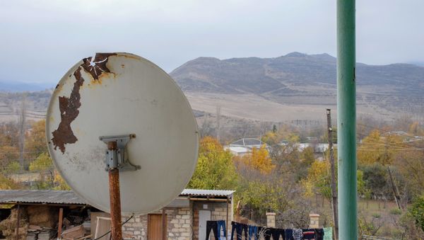 Əlibəyli kəndində Evinə atılan güllələri yığan kolleksiyaçı Ədalət Rzayev - Sputnik Азербайджан