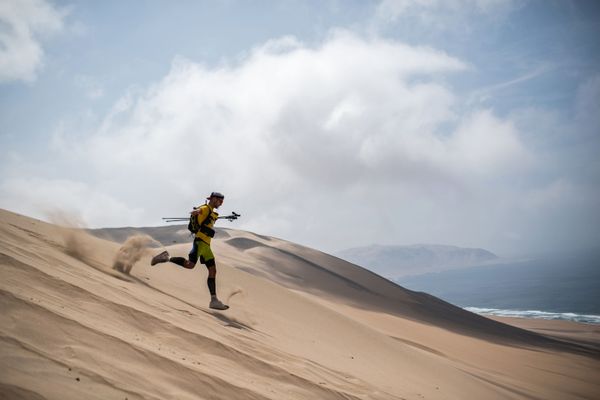 Участник второго этапа соревнования 2-го полумарафона Des Sables Ica Desert-Peru в Паракасе, Перу  - Sputnik Азербайджан