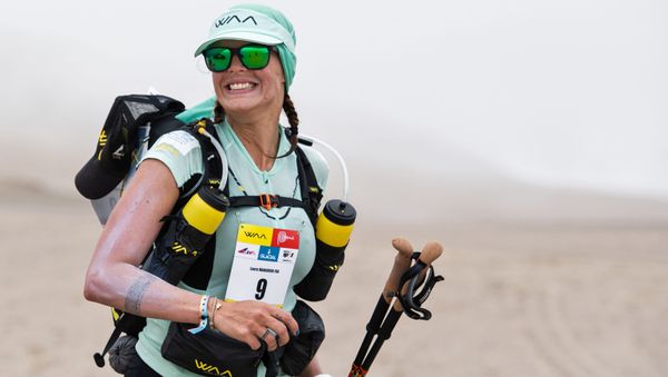 Участница первого этапа соревнования 2-го полумарафона Des Sables Ica Desert-Peru в Паракасе, Перу  - Sputnik Азербайджан