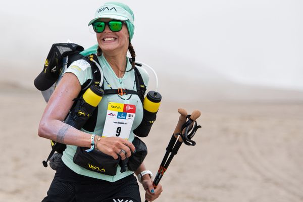 Участница первого этапа соревнования 2-го полумарафона Des Sables Ica Desert-Peru в Паракасе, Перу  - Sputnik Азербайджан
