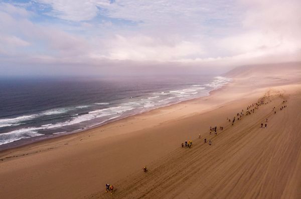 Участники первого этапа соревнования 2-го полумарафона Des Sables Ica Desert-Peru в Паракасе, Перу  - Sputnik Азербайджан