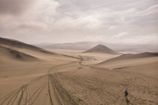 Участник второго этапа соревнования 2-го полумарафона Des Sables Ica Desert-Peru в Паракасе, Перу - Sputnik Азербайджан