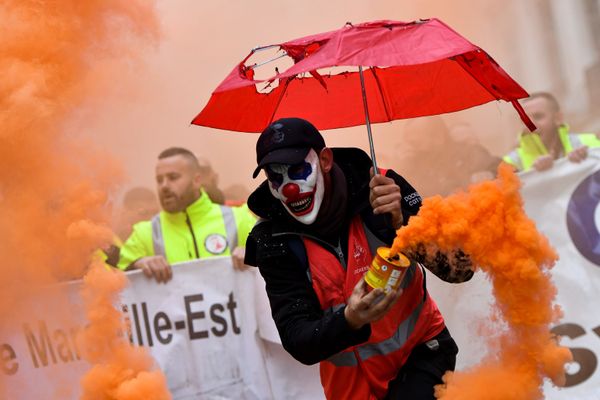 Мужчина в маске клоуна с дымовой шашкой во время протеста против пенсионной реформы в Марселе, Франция Мужчина в маске клоуна с дымовой шашкой во время протеста против пенсионной реформы в Марселе, Франция - Sputnik Азербайджан
