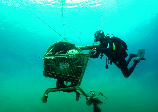 Волонтеры греческой организации Aegean Rebreath, собирающие мусор под водой, во время операции по защите биоразнообразия Эгейского моря от отходов в окрестностях острова Закинф Волонтеры греческой организации Aegean Rebreath, собирающие мусор под водой, во время операции по защите биоразнообразия Эгейского моря от отходов в окрестностях острова Закинф - Sputnik Азербайджан