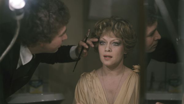 Художник-модельер Вячеслав Зайцев и актриса Алиса Фрейндлих в гримерной перед спектаклем Вишневый сад - Sputnik Азербайджан