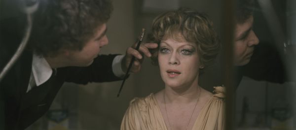Художник-модельер Вячеслав Зайцев и актриса Алиса Фрейндлих в гримерной перед спектаклем Вишневый сад - Sputnik Азербайджан