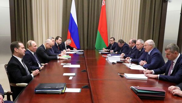 Президент РФ Владимир Путин и председатель правительства РФ Дмитрий Медведев во время переговоров с президентом Белоруссии Александром Лукашенко(второй справа) в Сочи - Sputnik Азербайджан