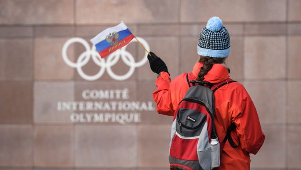 Российский флаг перед логотипом Международного олимпийского комитета - Sputnik Азербайджан