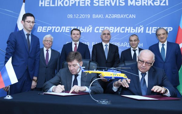 Президент ЗАО Азербайджанские авиалинии (AZAL) Джахангир Аскеров и генеральный директор АО Вертолеты России Андрей Богинский подписывают соглашение - Sputnik Азербайджан