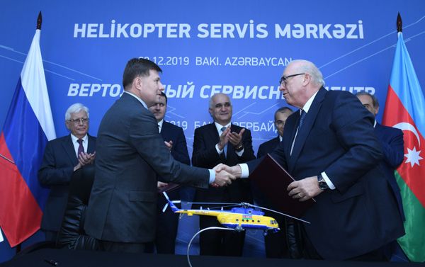 Президент ЗАО Азербайджанские авиалинии (AZAL) Джахангир Аскеров и генеральный директор АО Вертолеты России Андрей Богинский подписывают соглашение - Sputnik Азербайджан