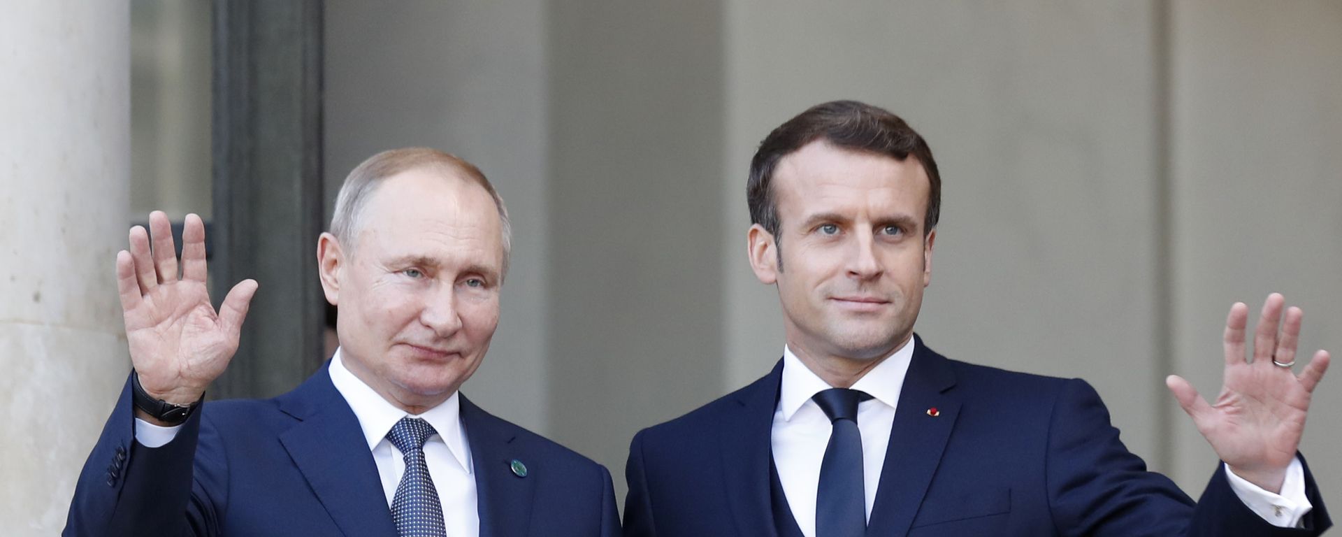 Президент Эммануил Макрон (справа) и президент России Владимир Путин машут в Елисейском дворце в понедельник, 9 декабря 2019 года в Париже - Sputnik Азербайджан, 1920, 26.04.2021