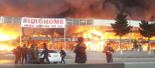 Сильный пожар на рынке стройматериалов в Баку – видео с места происшествия  - Sputnik Азербайджан