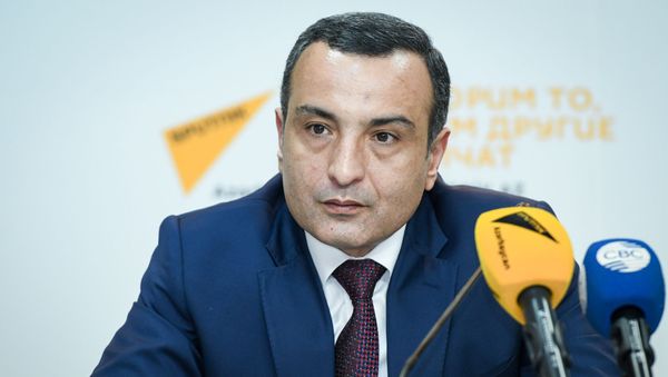Заведующий отделом по работе с региональными центрами Государственного агентства обязательного медицинского страхования Шюкюр Эйвазов - Sputnik Азербайджан