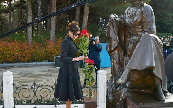 Президент Ильхам Алиев и Первая леди Мехрибан Алиева посетили могилу общенационального лидера Гейдара Алиева - Sputnik Азербайджан