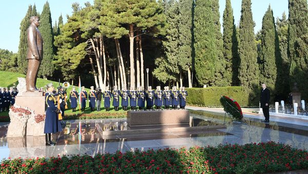 Prezident İlham Əliyev və birinci xanım Mehriban Əliyeva ümummilli lider Heydər Əliyevin məzarını ziyarət ediblər - Sputnik Азербайджан