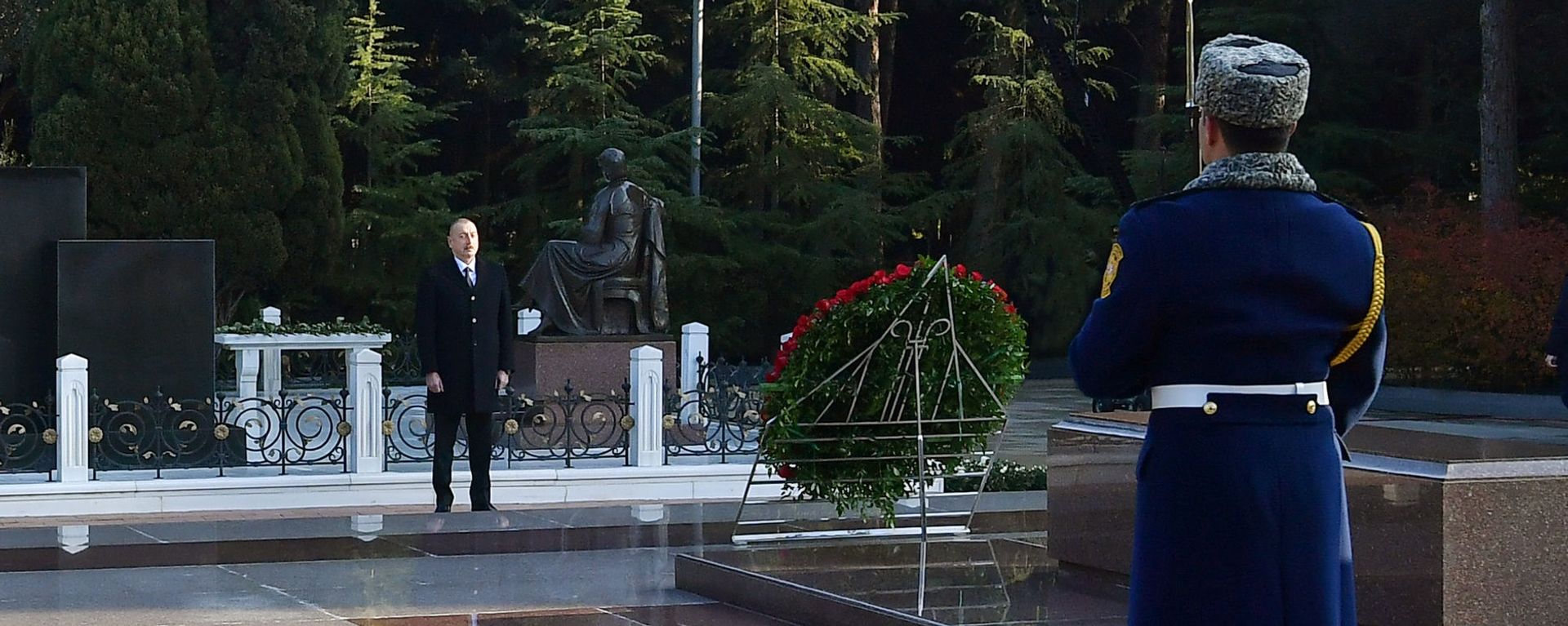 Prezident İlham Əliyev və birinci xanım Mehriban Əliyeva ümummilli lider Heydər Əliyevin məzarını ziyarət ediblər - Sputnik Азербайджан, 1920, 12.12.2021