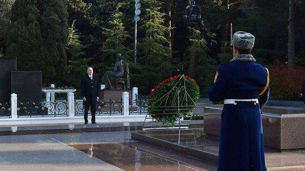 Prezident İlham Əliyev və birinci xanım Mehriban Əliyeva ümummilli lider Heydər Əliyevin məzarını ziyarət ediblər - Sputnik Азербайджан