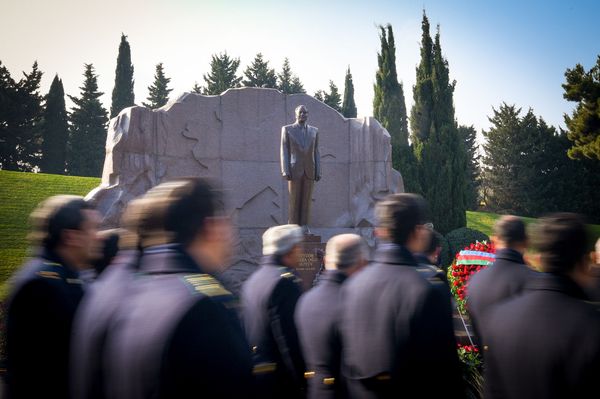Азербайджанский народ чтит память Общенационального лидера Гейдара Алиева - Sputnik Азербайджан