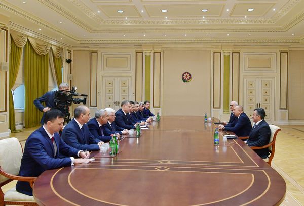 Президент Алиев обсудил азербайджано-российские проекты с губернатором Астрахани - Sputnik Азербайджан