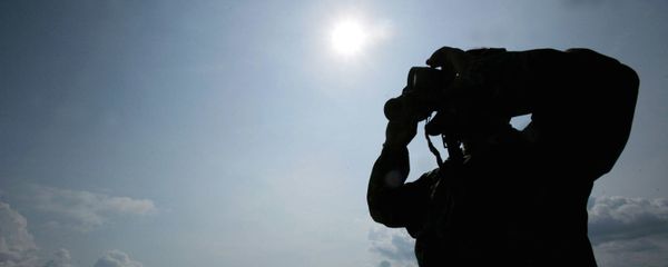 Durbinlə müşahidə aparan əsgər - Sputnik Азербайджан