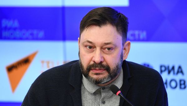 Исполнительный директор МИА Россия сегодня Кирилл Вышинский во время медиаконференции  - Sputnik Азербайджан