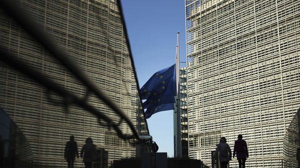 Прохожие рядом со штаб-квартирой Европейской комиссии в Брюсселе - Sputnik Азербайджан