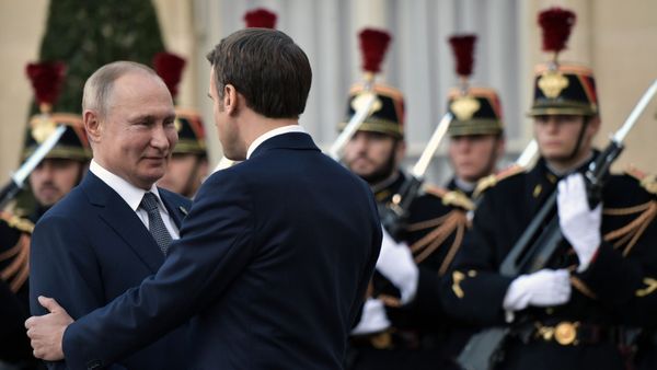 Владимир Путин и Эммануэль Макрон на церемонии официальной встречи в Елисейском дворце, фото из архива - Sputnik Азербайджан