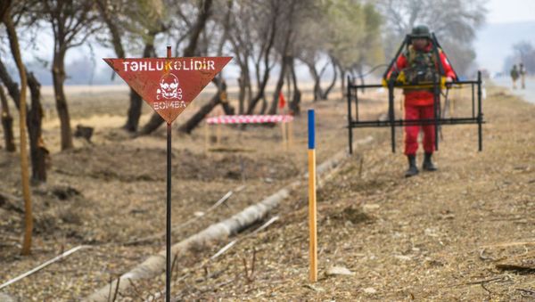 ANAMA əməkdaşları Saloğlu kəndində - Sputnik Азербайджан